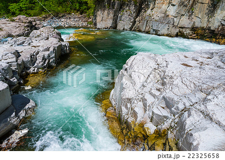 屏風岩と新緑の風景 (福島県南会津郡南会津町) 2016年5月現在 屏風岩と新緑の風景 (福島県南会津郡南会津町) 2016年5月現在 22325658
