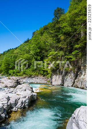屏風岩と新緑の風景 （福島県南会津郡南会津町） 2016年5月現在 22325659