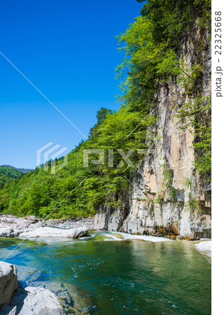 屏風岩と新緑の風景 (福島県南会津郡南会津町) 2016年5月現在 屏風岩と新緑の風景 (福島県南会津郡南会津町) 2016年5月現在 22325668