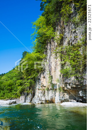 屏風岩と新緑の風景 (福島県南会津郡南会津町) 2016年5月現在 屏風岩と新緑の風景 (福島県南会津郡南会津町) 2016年5月現在 22325671