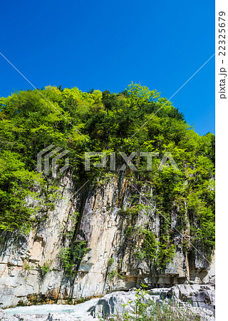 屏風岩と新緑の風景 (福島県南会津郡南会津町) 2016年5月現在 屏風岩と新緑の風景 (福島県南会津郡南会津町) 2016年5月現在 22325679