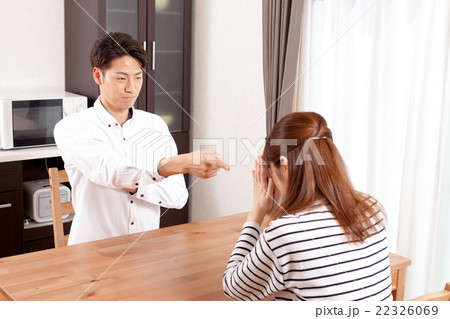 男性に怒られている女性 22326069