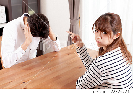 女性に怒られている男性 22326221