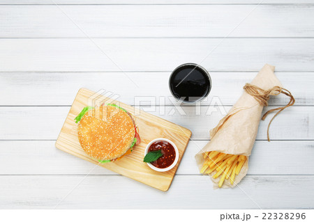 Burger, chips and cola at white wood 22328296