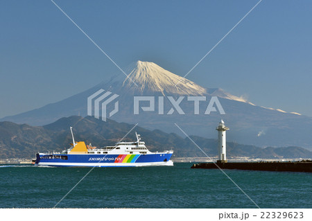 富士山と清水港を出港する観光船 22329623