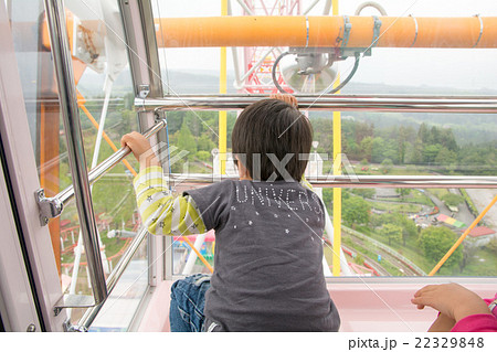 観覧車に乗る男の子 観覧車に乗る男の子 22329848