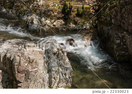 福知渓谷 ごつごつとした岩場 (兵庫県宍粟市) 福知渓谷 ごつごつとした岩場 (兵庫県宍粟市) 22330023