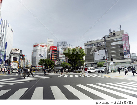 スローシャッター 東京 新宿 新宿駅 東口 アルタ前 歩く人々 横断歩の写真素材