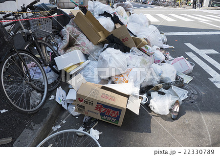 社会 不法投棄されたゴミ 街中 汚い 環境問題 粗大ごみ混在の写真素材