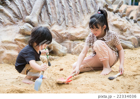 Little asian children has fun digging in the sand 22334036