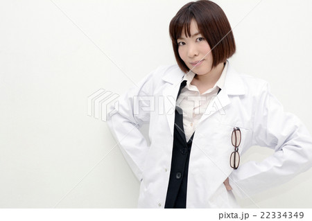 腰に手をやる白衣の女性 22334349