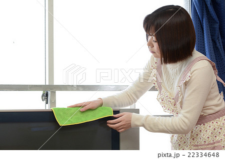 テレビを拭く女性 22334648