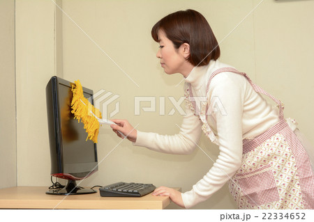 モニターのホコリを取る女性 22334652