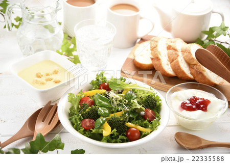 朝食 サラダ ヨーグルト スープ パンの写真素材