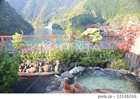 奈良県　十津川村　　露店風呂温泉（源泉使用）と十津川風景 22336269