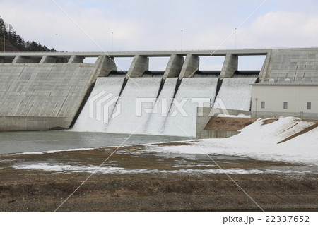 融雪期の当別ダムの放水部分 22337652