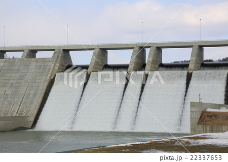 融雪期の当別ダムの放水部分のアップ 22337653