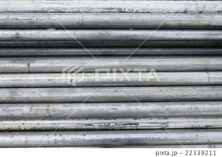 重なった鉄パイプ 22339211