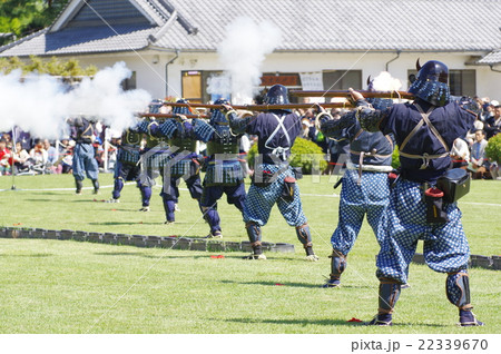 信州　松本　国宝　松本城イベント　古式砲術演武の風景（火縄銃） 22339670