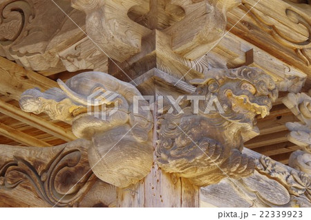 信州　安曇野の古刹　泉福寺　木曽義仲の創建　本堂木鼻の獏と獅子　立川流の小口直四郎の彫刻 22339923