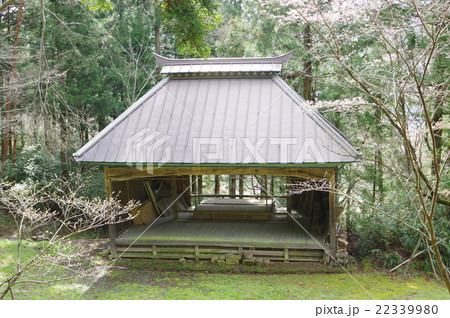 信州　安曇野の文化財　明科　小芹（こぜり）春日社の神楽殿回り舞台　安曇野市文化財指定　正面横 22339980