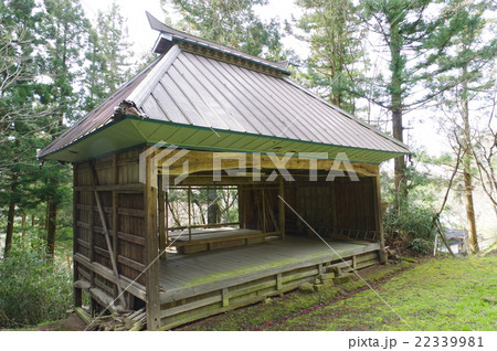 信州　安曇野の文化財　明科　小芹（こぜり）春日社の神楽殿回り舞台　安曇野市文化財指定　左俯瞰 22339981