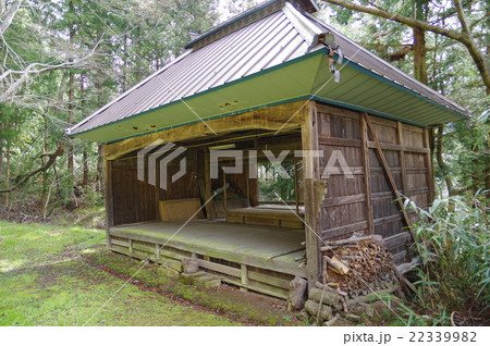 信州　安曇野の文化財　明科　小芹（こぜり）春日社の神楽殿回り舞台　安曇野市文化財指定　右俯瞰 22339982