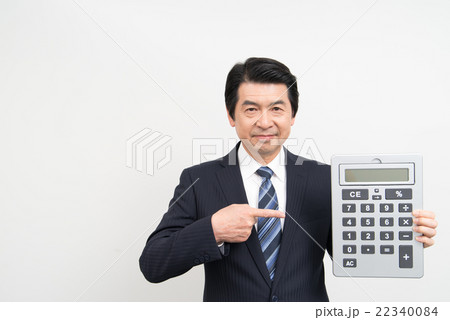 電卓を持って指さしするビジネスマン 22340084