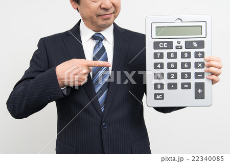 電卓を持って指さしするビジネスマン 電卓を持って指さしするビジネスマン 22340085