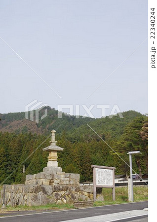 信州　安曇野の文化財　旧安楽寺跡の宝篋印塔　縦　３千個以上の経文を書いた石を納める 22340244
