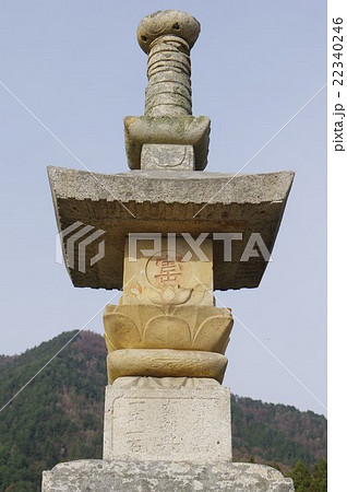 信州　安曇野の文化財　旧安楽寺跡の宝篋印塔　正面拡大　縦　３千個以上の経文を書いた石を納める 22340246
