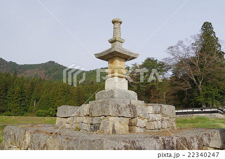 信州　安曇野の文化財　旧安楽寺跡の宝篋印塔　横　３千個以上の経文を書いた石を納める 22340247