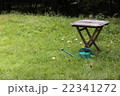 芝生に置かれた机と如雨露(じょうろ) 22341272