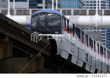 京浜運河を行く東京モノレール 22342571