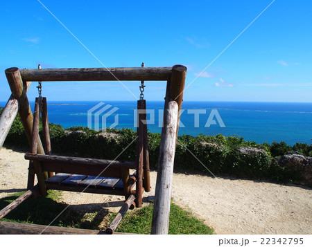 沖縄の海空ブランコの写真素材