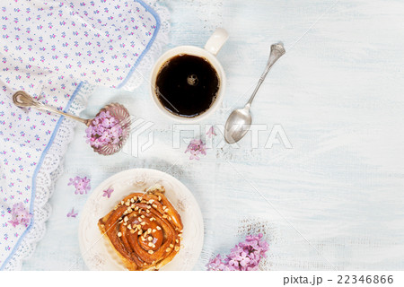 Black coffee and bun with cinnamon 22346866