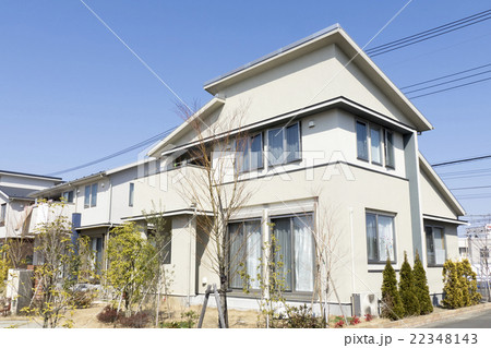 住宅 分譲住宅街 イメージ 青空 傾斜屋根 モルタル吹き付け外壁 住宅 分譲住宅街 イメージ 青空 傾斜屋根 モルタル吹き付け外壁 22348143