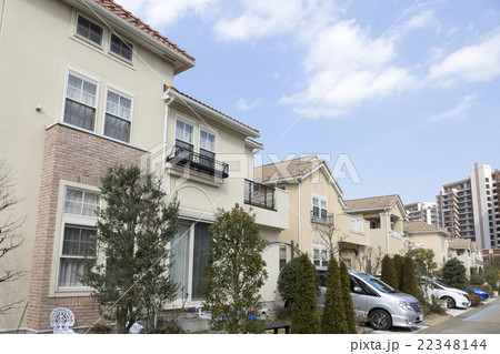 住宅　分譲住宅街　イメージ　南面　連棟　欧風テイスト 22348144
