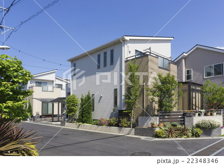 住宅 新築住宅街 街並 イメージ 青空 2トーンのサイディング 植栽の写真素材