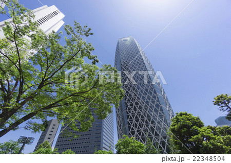 新宿高層ビル街　快晴　青空　緑　コクーンタワー前　降り注ぐ太陽 22348504