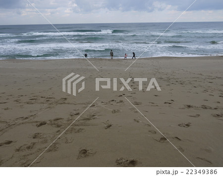 鳥取砂丘で遊ぶ子供達 鳥取砂丘で遊ぶ子供達 22349386