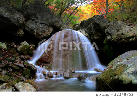 秋の三日月の滝 22349752