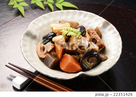 煮物 筑前煮 和食 にんじん たけのこ 椎茸の写真素材