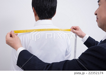 ミドルの男性（紳士服店員、採寸） 22352174