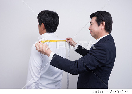 ミドルの男性（紳士服店員、採寸） 22352175