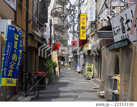 駅前風景　西荻窪　日中の飲み屋街 22353136