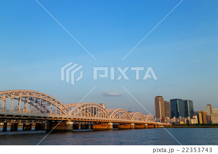 夕暮れの大阪 十三大橋 22353743