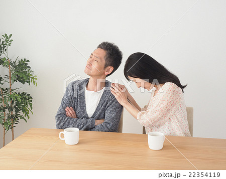 夫婦喧嘩 謝るミドル女性 夫婦喧嘩 謝るミドル女性 22354119