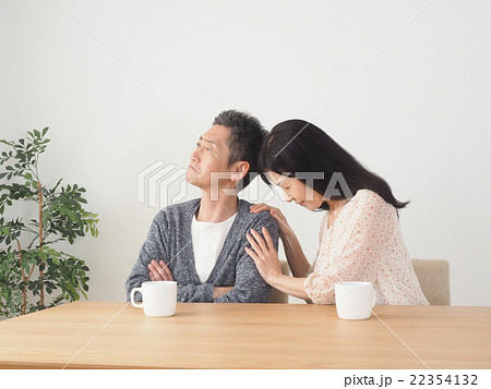 夫婦喧嘩 謝るミドル女性 夫婦喧嘩 謝るミドル女性 22354132