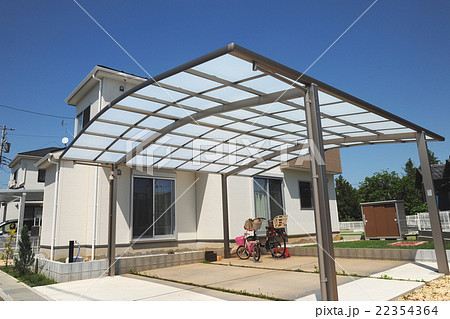 閑静な住宅街のカーポート 22354364